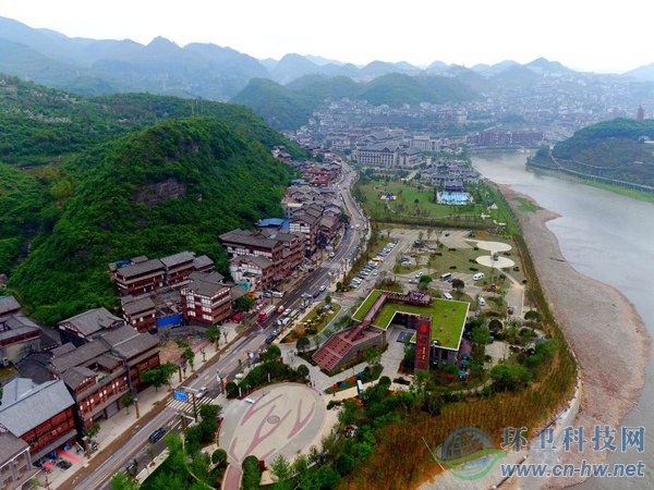 赤水河旅游公路旁的綜合服務(wù)體。（貴州省公路局提供）