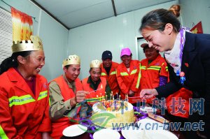 社區(qū)工作人員為集體過生日的三名環(huán)衛(wèi)工人點(diǎn)上生日蠟燭。 本報(bào)通訊員 趙松 攝
